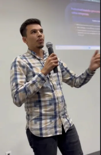 Marcus Kudo palestrando sobre automação de processos comerciais